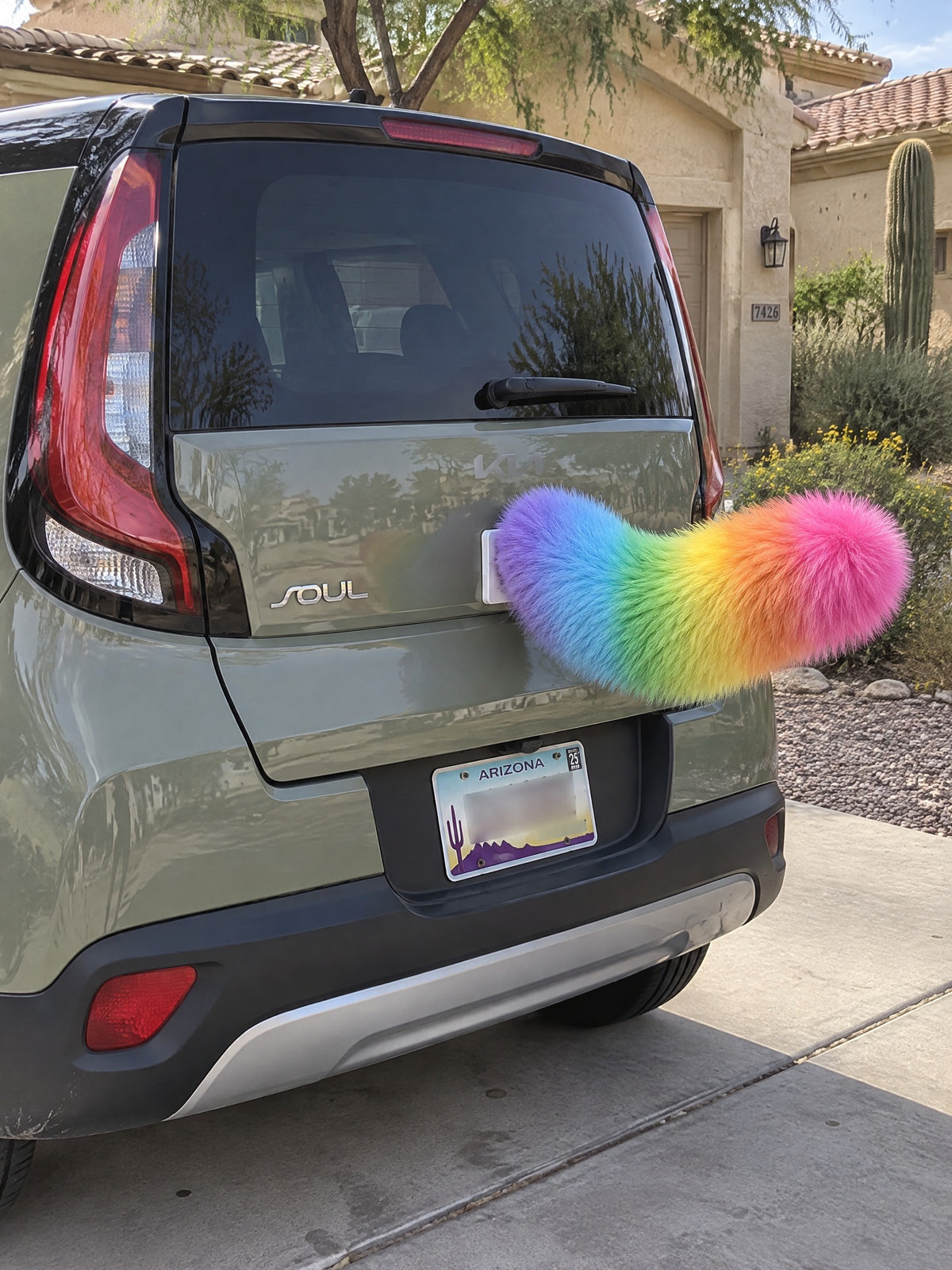 Rainbow | Close-up of Wagride fur and rear-panel mounting clip